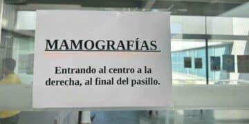 Cartel con indicaciones para realizar mamografías en un centro de salud