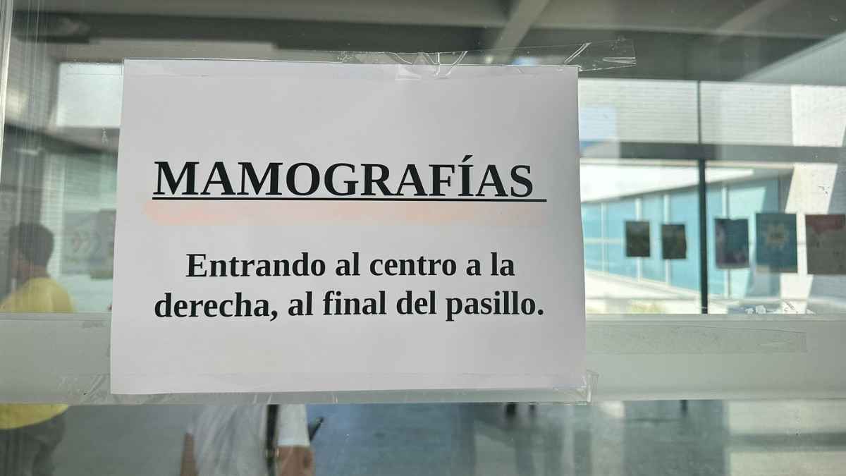 Cartel con indicaciones para realizar mamografías en un centro de salud