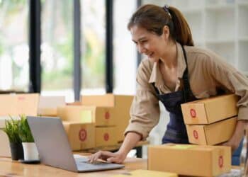 Autónoma gestionando su negocio online tras las nuevas ayudas de Madrid de hasta 5.600 euros.