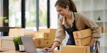 Autónoma gestionando su negocio online tras las nuevas ayudas de Madrid de hasta 5.600 euros.