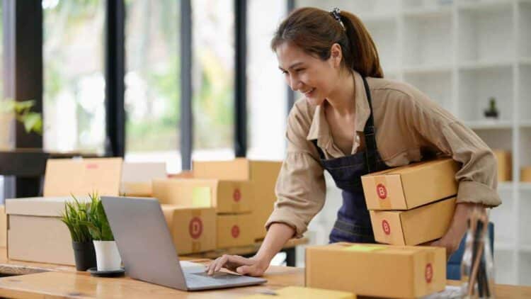 Autónoma gestionando su negocio online tras las nuevas ayudas de Madrid de hasta 5.600 euros.