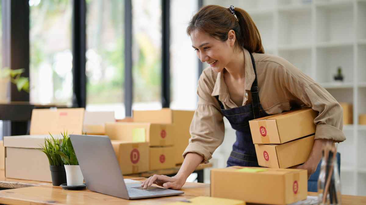 Autónoma gestionando su negocio online tras las nuevas ayudas de Madrid de hasta 5.600 euros.