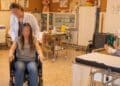 Atención a la dependencia en Madrid con apoyo a personas en silla de ruedas y más ayudas sociales.