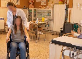 Atención a la dependencia en Madrid con apoyo a personas en silla de ruedas y más ayudas sociales.