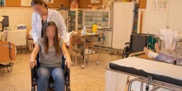 Atención a la dependencia en Madrid con apoyo a personas en silla de ruedas y más ayudas sociales.