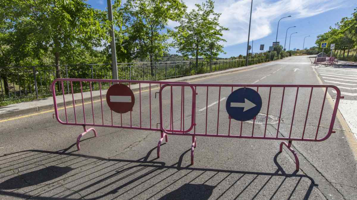 Barreras de tráfico en una calle de Madrid durante los cortes previstos entre Cibeles y Plaza de España en octubre de 2025.