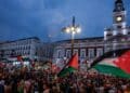 Manifestación por Palestina en Madrid con banderas en la Puerta del Sol, octubre 2025.