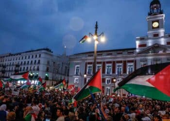 Manifestación por Palestina en Madrid con banderas en la Puerta del Sol, octubre 2025.