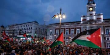 Manifestación por Palestina en Madrid con banderas en la Puerta del Sol, octubre 2025.