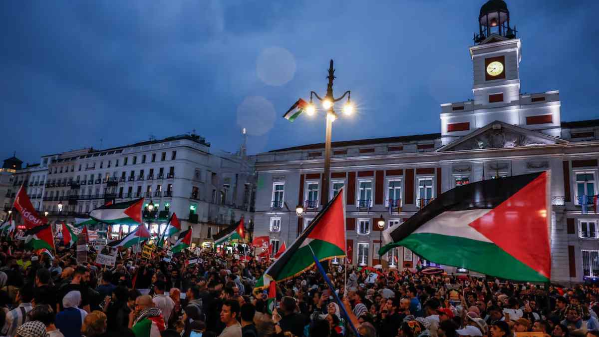 Manifestación por Palestina en Madrid con banderas en la Puerta del Sol, octubre 2025.