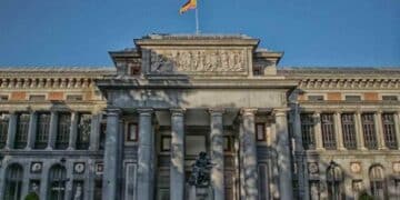 Fachada del Museo del Prado en Madrid, sede del recorrido “El Prado en femenino III” sobre el mecenazgo artístico femenino.