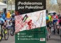 Participantes en la ruta solidaria “Pedaleamos por Palestina” en Madrid el 11 de octubre, organizada por Gaza Sunbirds.