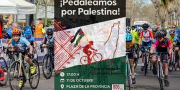 Participantes en la ruta solidaria “Pedaleamos por Palestina” en Madrid el 11 de octubre, organizada por Gaza Sunbirds.