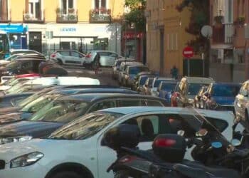 coches aparcados en el barrio de Begoña en Madrid con problemas de estacionamiento.