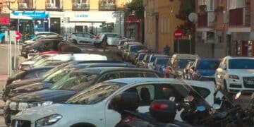 coches aparcados en el barrio de Begoña en Madrid con problemas de estacionamiento.