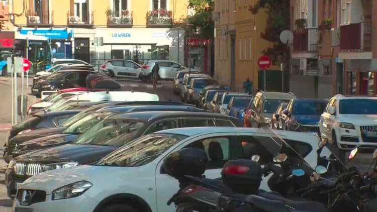 coches aparcados en el barrio de Begoña en Madrid con problemas de estacionamiento.