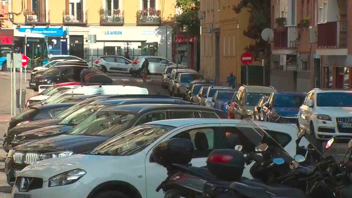 coches aparcados en el barrio de Begoña en Madrid con problemas de estacionamiento.