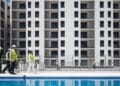 Edificios de viviendas públicas de alquiler asequible en Madrid durante visita municipal.