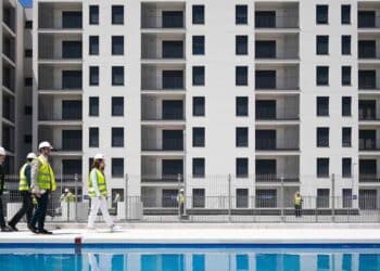 Edificios de viviendas públicas de alquiler asequible en Madrid durante visita municipal.