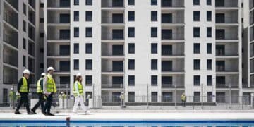 Edificios de viviendas públicas de alquiler asequible en Madrid durante visita municipal.