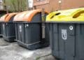 Contenedores de basura del Ayuntamiento de Madrid relacionados con la tasa de basuras y el formulario de Más Madrid
