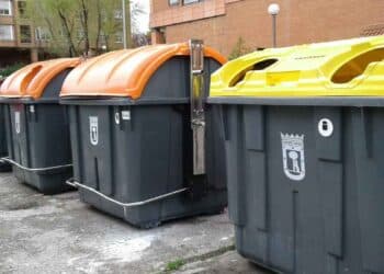 Contenedores de basura del Ayuntamiento de Madrid relacionados con la tasa de basuras y el formulario de Más Madrid