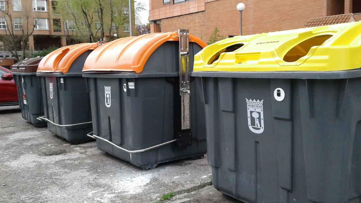 Contenedores de basura del Ayuntamiento de Madrid relacionados con la tasa de basuras y el formulario de Más Madrid