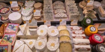 Variedad de quesos artesanales en el Mercado de Vallehermoso durante el Gran Maratón del Queso en Madrid.