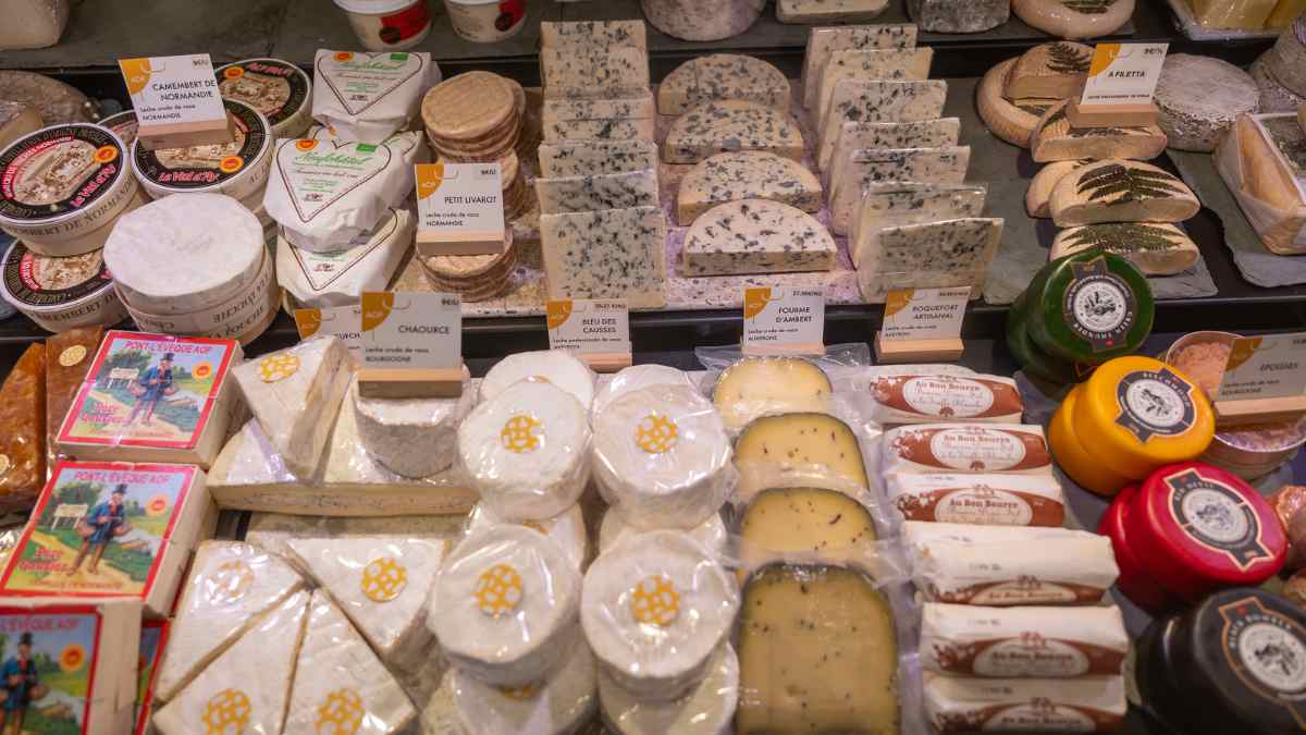 Variedad de quesos artesanales en el Mercado de Vallehermoso durante el Gran Maratón del Queso en Madrid.