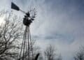 Molino de viento Aermotor restaurado en la Quinta de los Molinos de Madrid