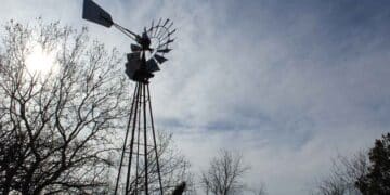 Molino de viento Aermotor restaurado en la Quinta de los Molinos de Madrid