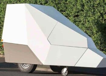 Radar remolque de la DGT para controlar velocidad en carretera.