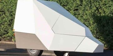 Radar remolque de la DGT para controlar velocidad en carretera.
