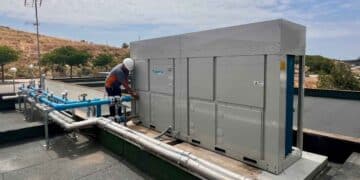 Técnico instala sistema de aerotermia en escuela infantil pública de Madrid