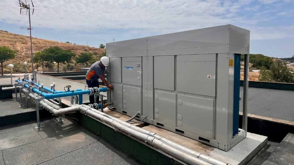 Técnico instala sistema de aerotermia en escuela infantil pública de Madrid