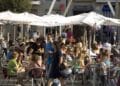 Personas disfrutando en terrazas de Madrid con la nueva ordenanza municipal de 2026.