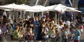 Personas disfrutando en terrazas de Madrid con la nueva ordenanza municipal de 2026.