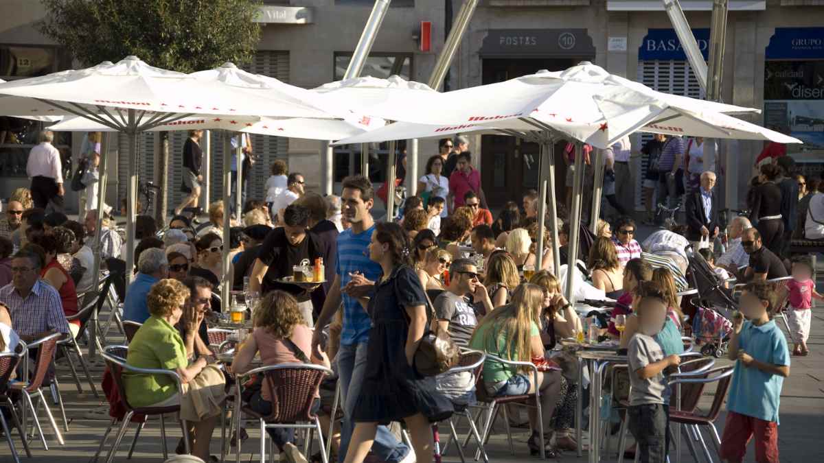 Personas disfrutando en terrazas de Madrid con la nueva ordenanza municipal de 2026.