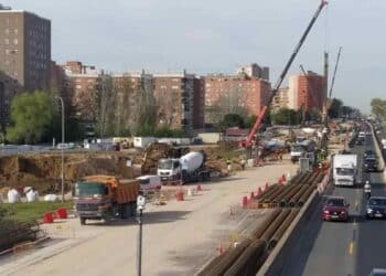 Obras en Latina Madrid con maquinaria y cortes de tráfico en el Paseo de Extremadura.
