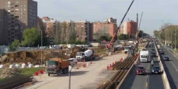 Obras en Latina Madrid con maquinaria y cortes de tráfico en el Paseo de Extremadura.