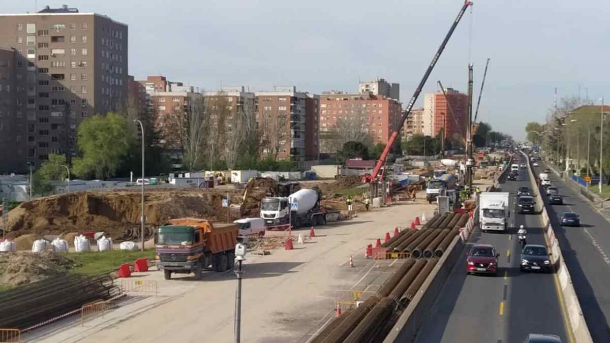 Obras en Latina Madrid con maquinaria y cortes de tráfico en el Paseo de Extremadura.
