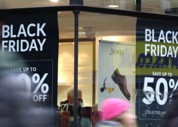 Escaparate con carteles de Black Friday 2025 anunciando descuentos del 50 por ciento en tiendas de España.