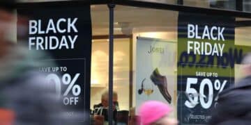 Escaparate con carteles de Black Friday 2025 anunciando descuentos del 50 por ciento en tiendas de España.