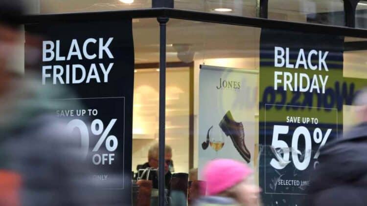 Escaparate con carteles de Black Friday 2025 anunciando descuentos del 50 por ciento en tiendas de España.