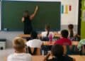 Profesora en aula con alumnos durante una clase en colegio de la Comunidad de Madrid.