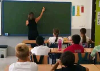 Profesora en aula con alumnos durante una clase en colegio de la Comunidad de Madrid.