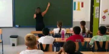 Profesora en aula con alumnos durante una clase en colegio de la Comunidad de Madrid.