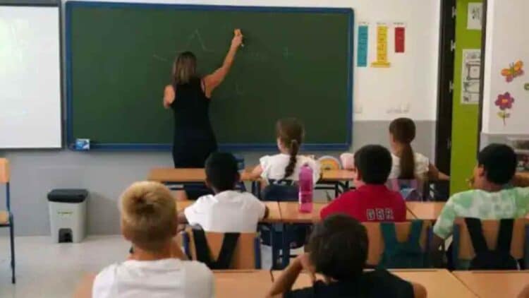 Profesora en aula con alumnos durante una clase en colegio de la Comunidad de Madrid.