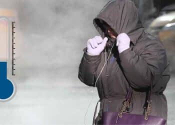 Persona abrigada durante la ola de frío en Madrid con temperaturas mínimas de 2 grados y lluvias intensas.