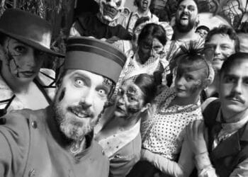 Actores caracterizados en el pasaje del terror más largo de Madrid en Halloween Horror Zone de Torrejón.
